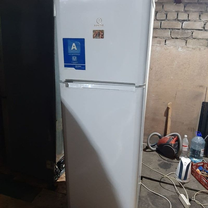 Замена пускозащитного реле и ремонт мотора на холодильнике в Ярославле